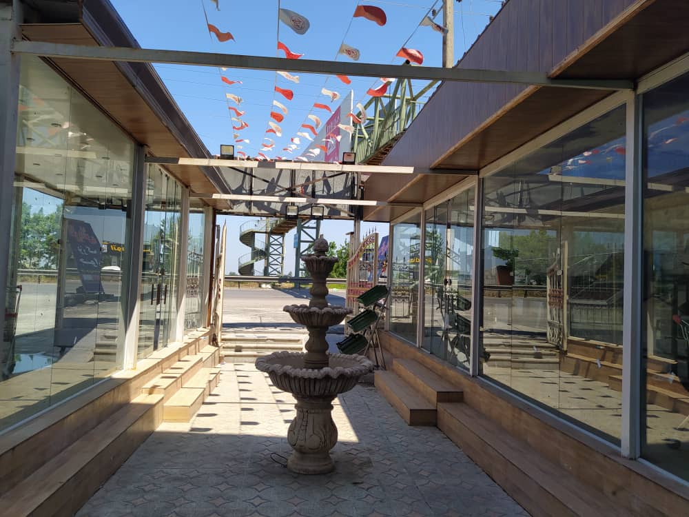 دارای 500متر فضای کافی شاپ و رستوران و …. دارای 500متر فضای کافی شاپ و رستوران و ….